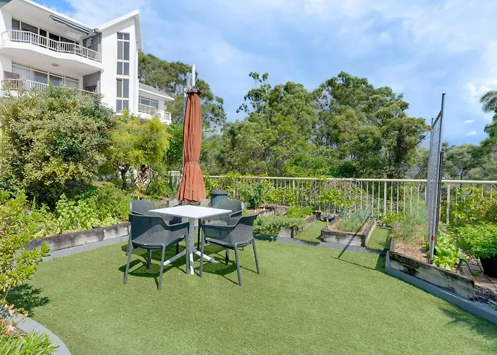 Coastal Views Await - Luxurious 2Br Retreat