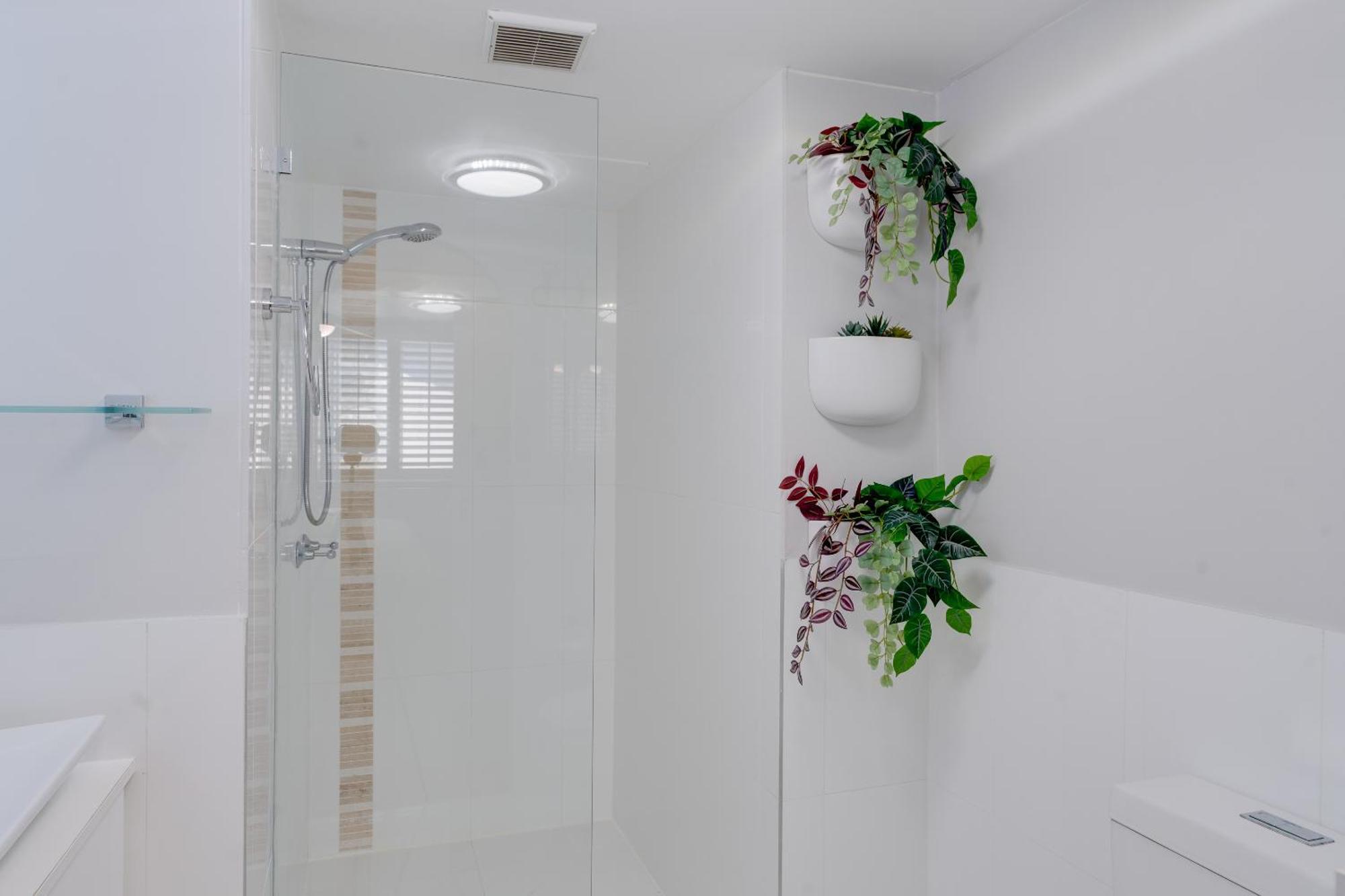 Coastal Views Await - Luxurious 2br Retreat Gold Coast