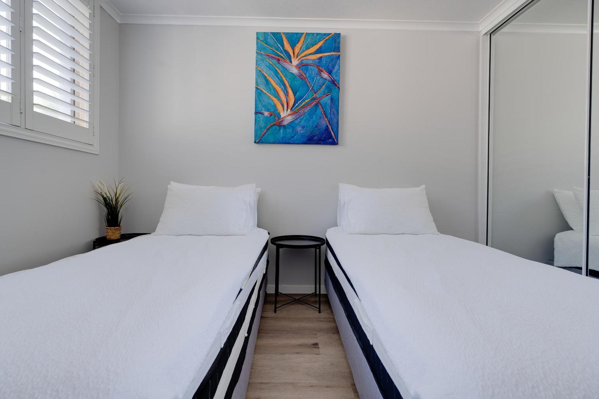 Apartment Coastal Views Await - Luxurious 2br Retreat Gold Coast