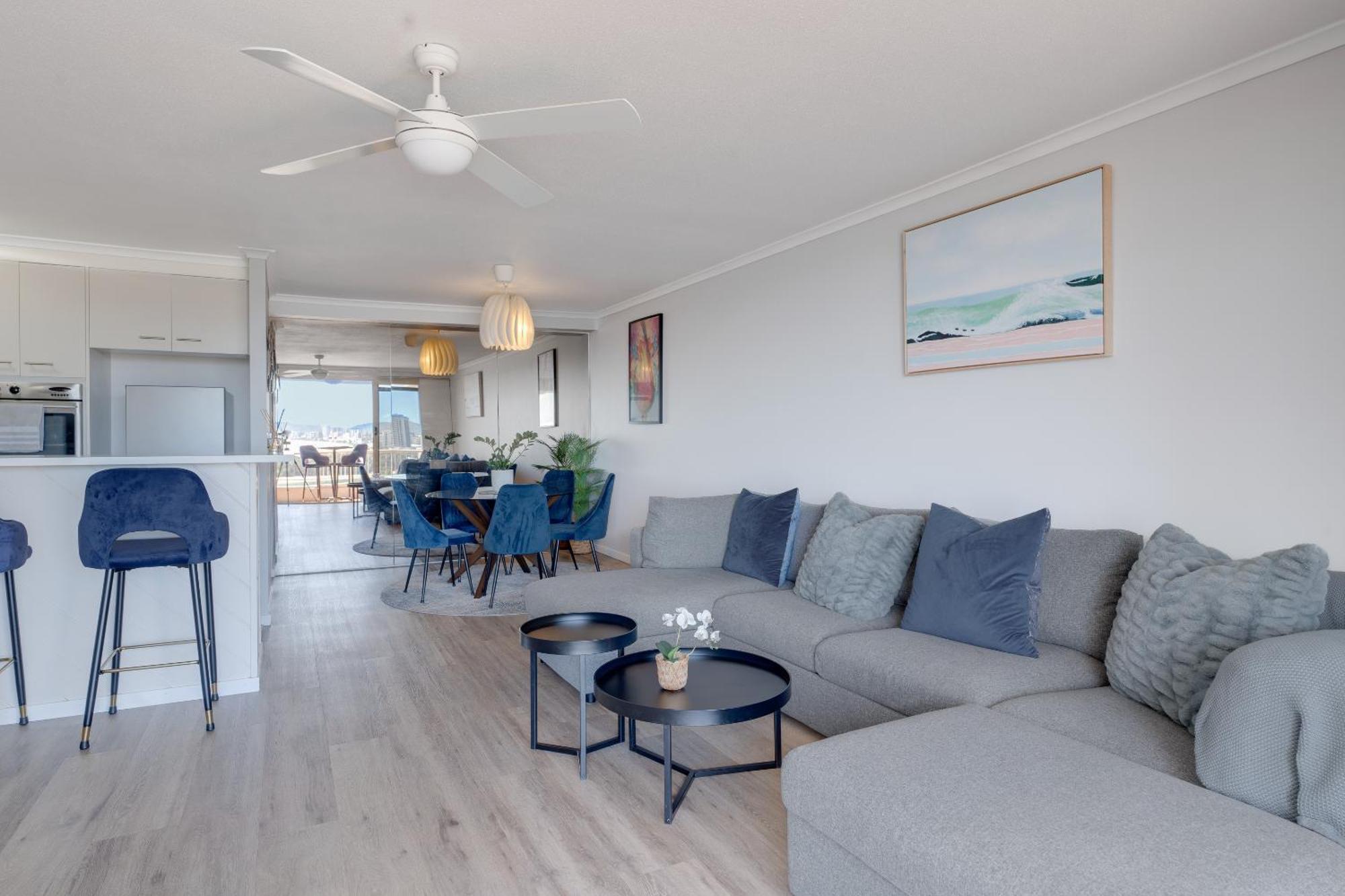 Apartment Coastal Views Await - Luxurious 2br Retreat Gold Coast