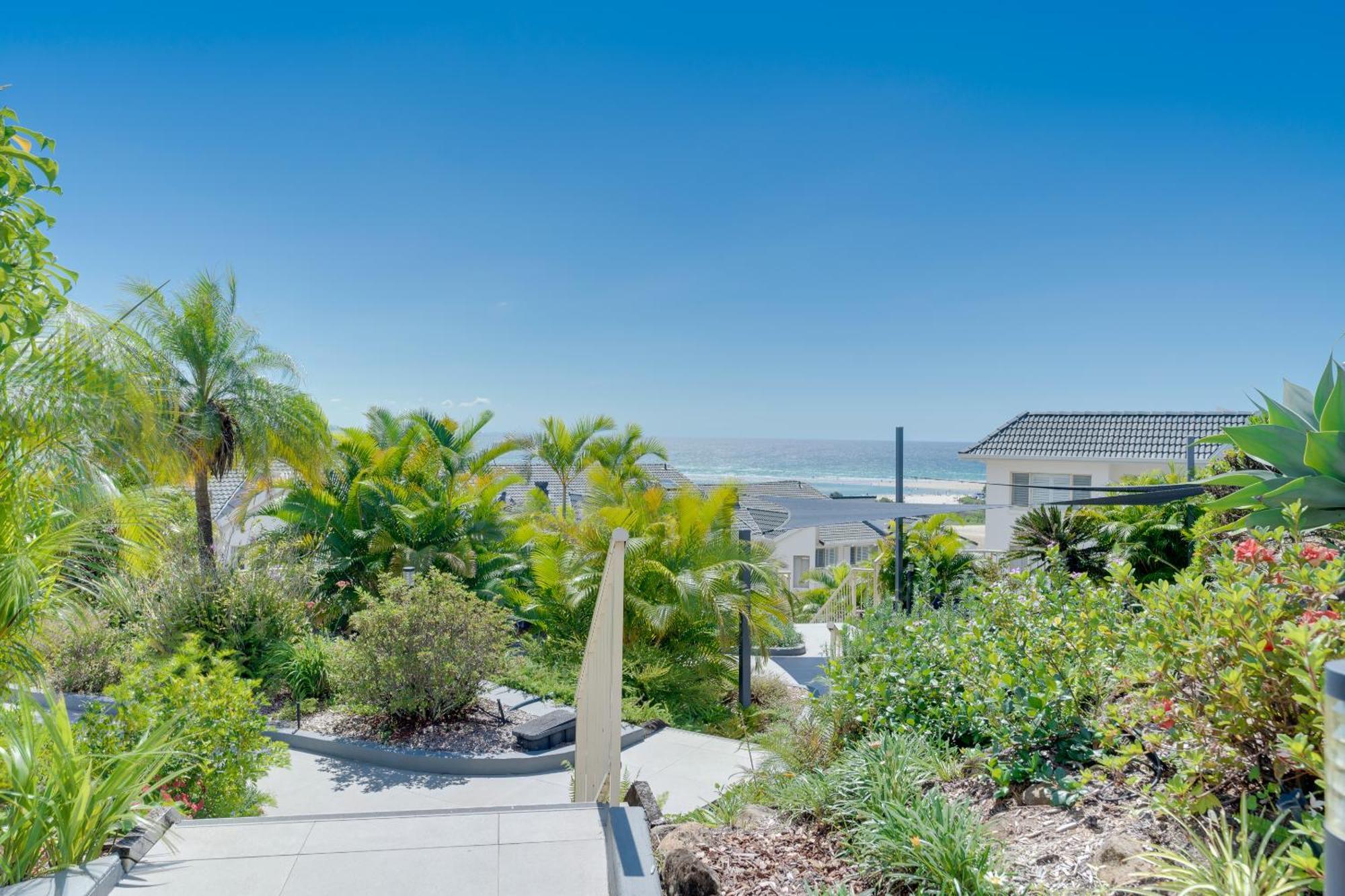 Coastal Views Await - Luxurious 2br Retreat Apartment